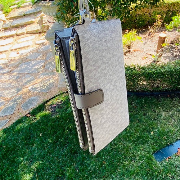 Michael Kors double zip wallet signature - Picture 7 of 9